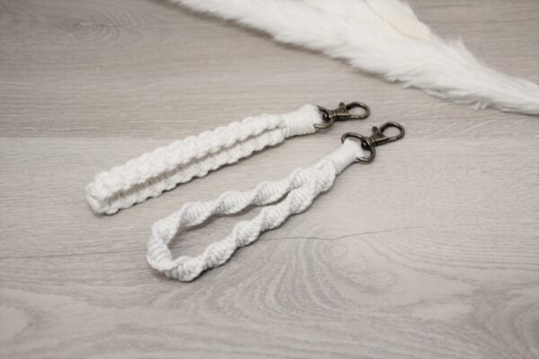 Macrame Schlüsselanhänger Spiral beige – Bild 2